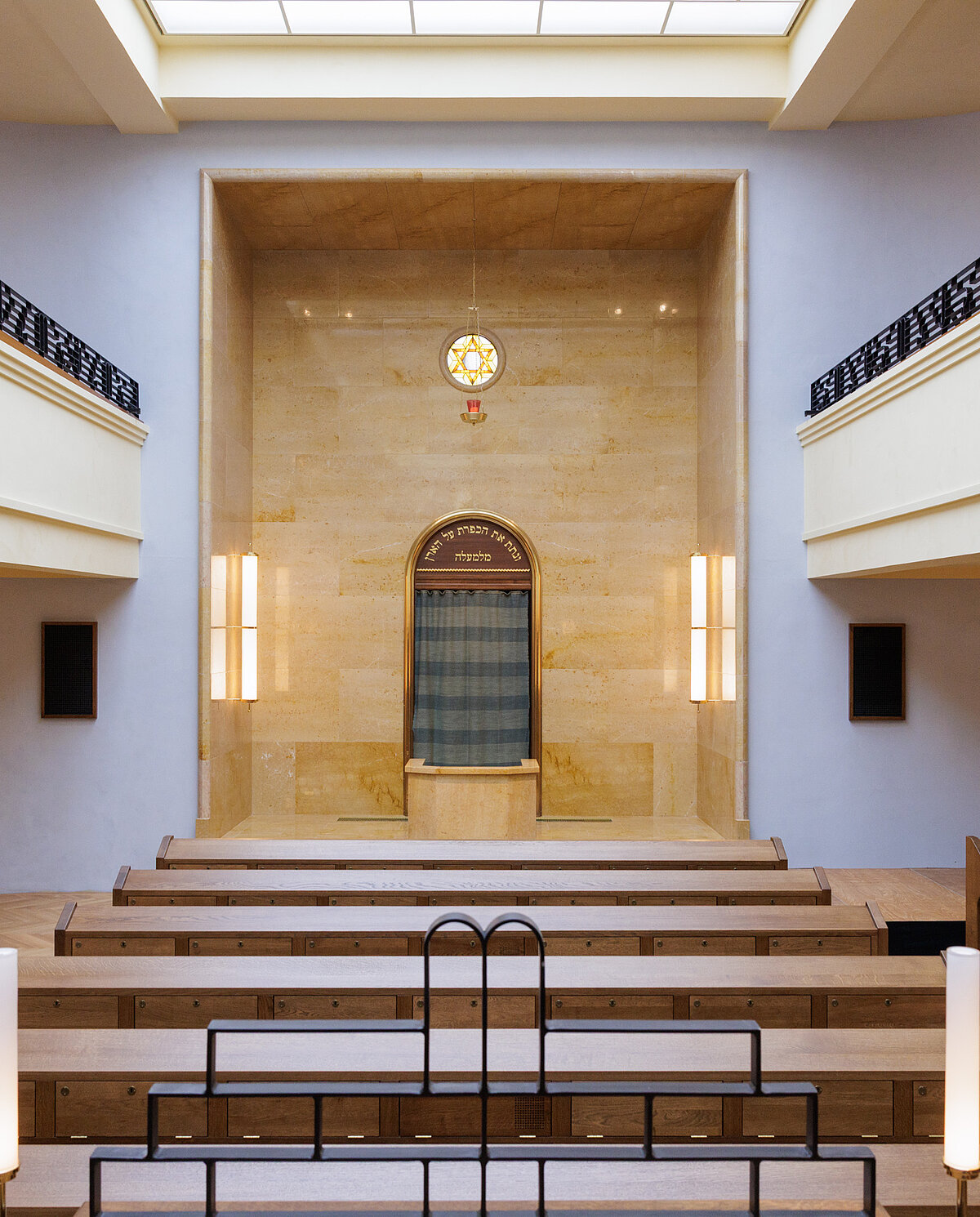 Wiederhergestellter Innenraum der Synagoge Reichenbachstraße, 2025, Foto: Thomas Dashuber/synagoge-reichenbach.de