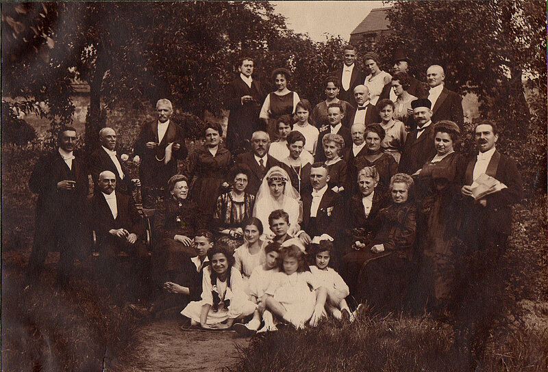 Schwarz-Weiß-Foto der Hochzeit der Nichte Elisabeth mit Fritz Beer, 1920 (Olga Maier steht hinter dem Bräutigam, es sind viele Gäste zu sehen), Foto: © Privatbesitz 