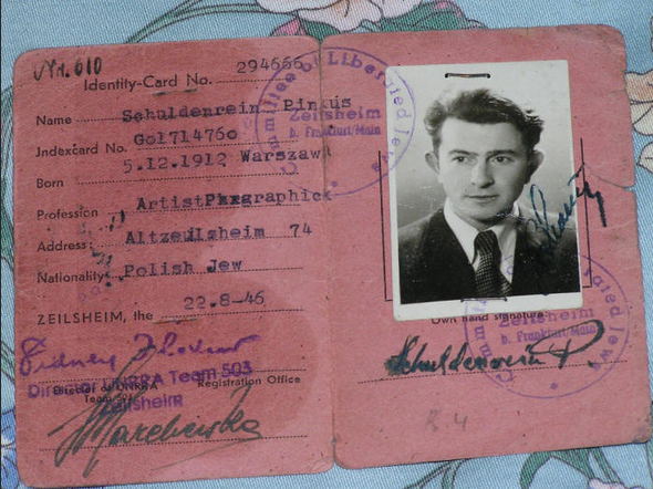 Pink-coloured identity card of Pinchas Schuldenrein with passport photo in b/w, DP camp, Zeilsheim, 1946 © Sharon family
