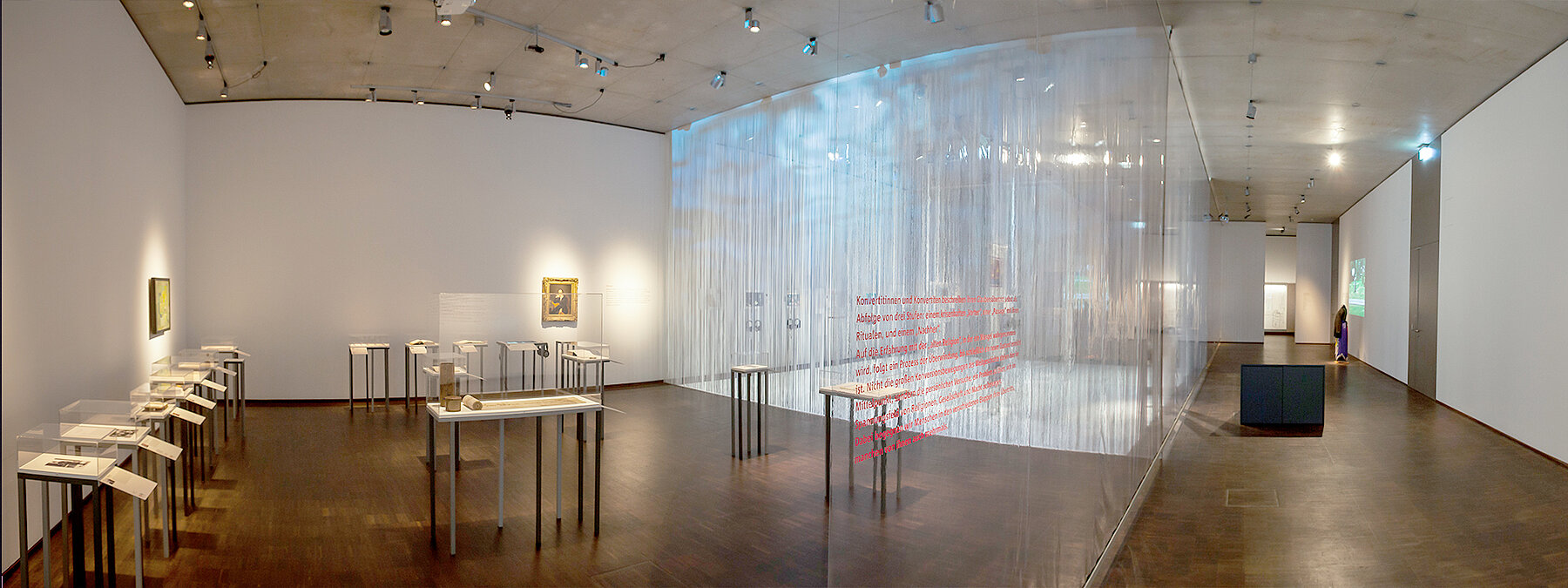 Blick in die Ausstellung »Treten Sie ein! Treten Sie aus! Warum Menschen ihre Religion wechseln« © Franz Kimmel