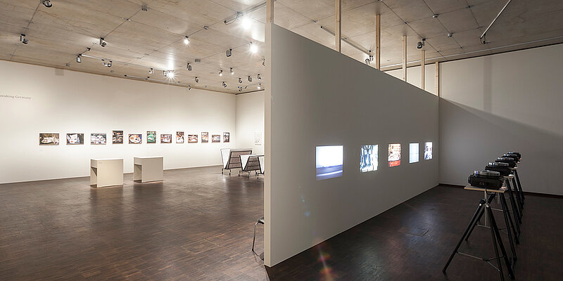 Blick in die Ausstellung »Smiling at you. Sharone Lifschitz« © Franz Kimmel
