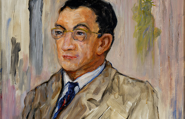 Porträt Hans Lamm, ein Mann im Anzug mit Brille, im Hintergrund die Freiheitsstatue, Unbekannt (KL-M.), um 1950, Foto: Eva Jünger, © Jüdisches Museum München 