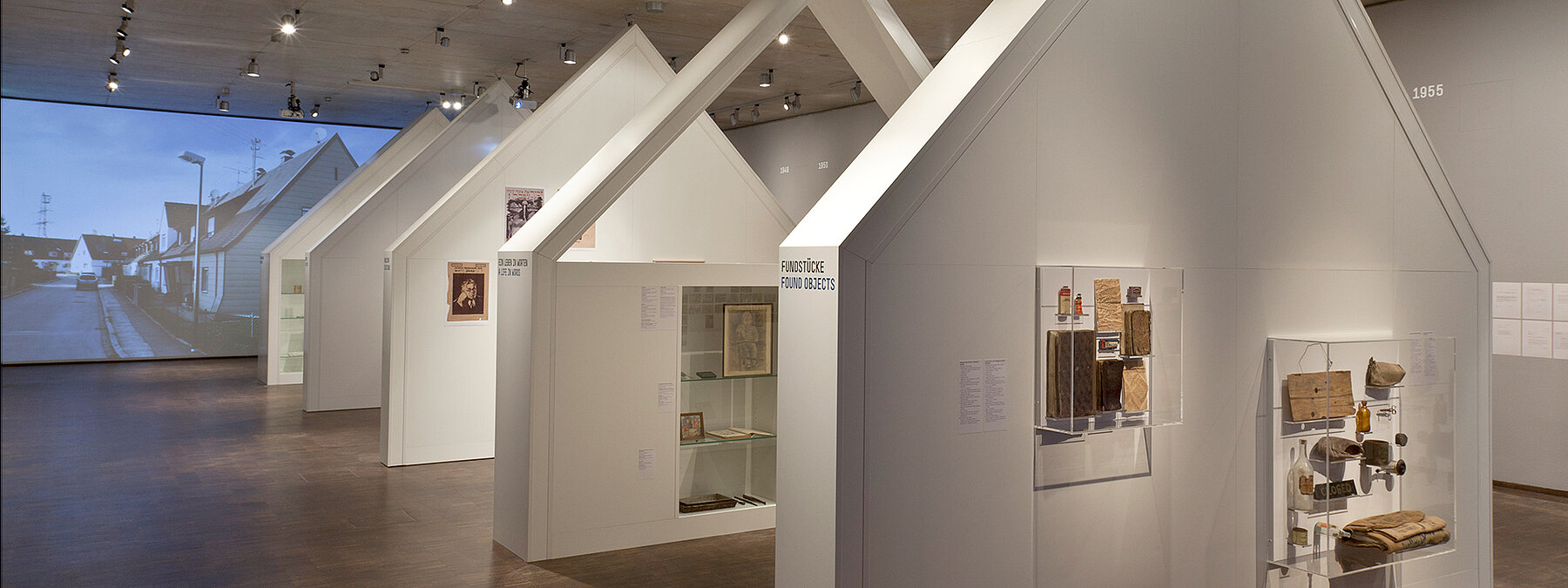 Blick in die Ausstellung »Juden 45/90 Von da und dort - Überlebende aus Osteuropa« © Franz Kimmel
