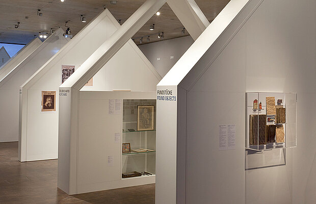 Installation View „Jews 45/90 – From here and there – Survivors from East Europe“