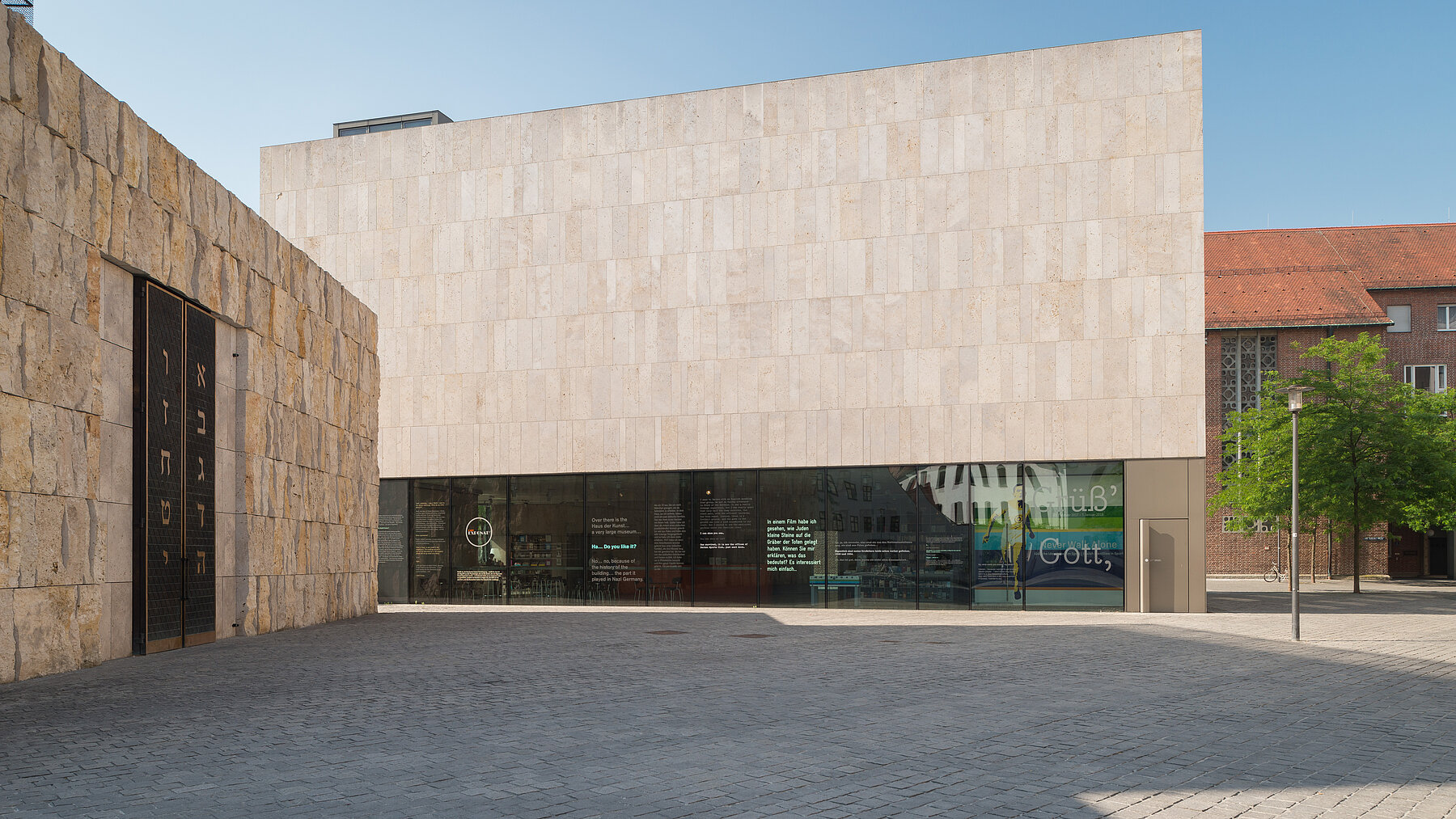 Das Jüdische Museum München, im Hintergrund das Angerkloster, links daneben die Ohel Jakob Synagoge