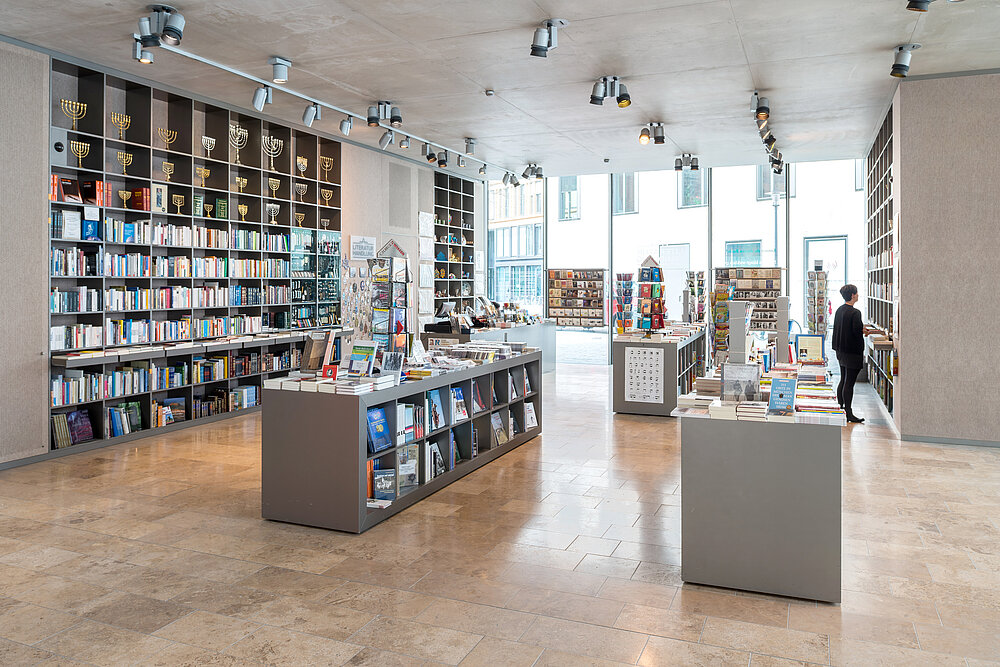 Museumsshop "Literaturhandlung" im Jüdischen Museum München, Foto: Daniel Schvarcz / JMM Blick in den Museumsshop, die Literaturhandlung, eine jüdische Buchhandlung