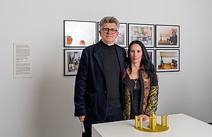 Ausstellungsansicht Die Dritte Generation, vom dir zu / heute mit den Künstler*innen Georg Soanca-Pollack und Lydia Bergida. Foto: Daniel Schvarcz / Jüdisches Museum München 