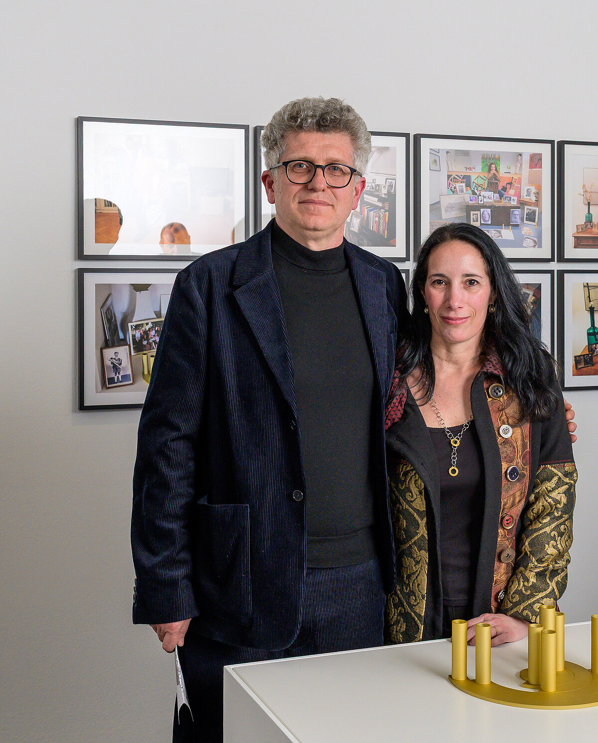 Ausstellungsansicht Die Dritte Generation, vom dir zu / heute mit den Künstler*innen Georg Soanca-Pollack und Lydia Bergida. Foto: Daniel Schvarcz / Jüdisches Museum München 