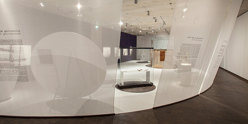 Blick in die Ausstellung »Alles hat seine Zeit. Rituale gegen das Vergessen« © Franz Kimmel