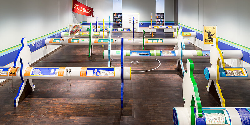 Raumansicht Ausstellung »Never Walk Alone. Jüdische Identitäten im Sport« © Daniel Schvarcz