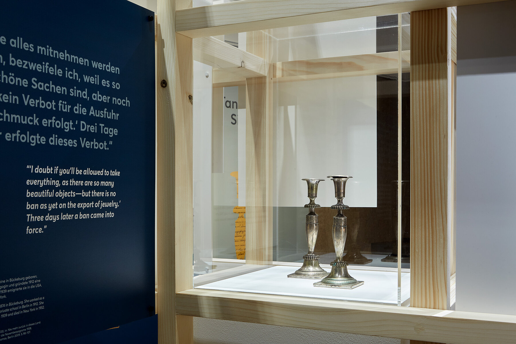 Ausstellungsansicht "Tante Olgas Silberleuchter. Eine Münchner Familiengeschichte", Foto Eva Jünger / Jüdisches Museum München 