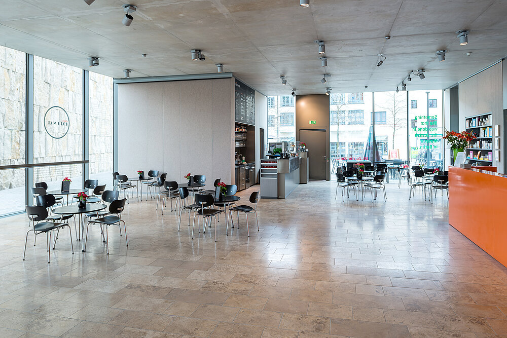 Tische und Stühl im Café im Foyer des Jüdischen Museums München