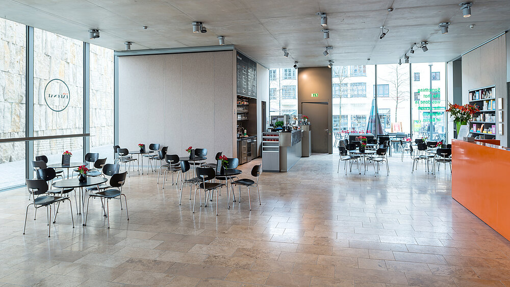 Tische und Stühl im Café im Foyer des Jüdischen Museums München