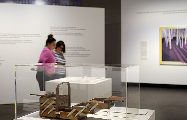 Zwei Besucherinnen betrachten Briefe in einer Vitrine in der Ausstellung „Die Dritte Generation. Der Holocaust im familiären Gedächtnis“
