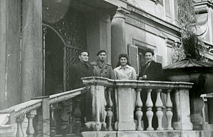 Pinkus Schwarz (später Pinchas Shaar), Maximilian Feuerring, Ewa Brzezińska und Hirsch Szylis (v.l.n.r.), Städtische Galerie im Lenbachhaus, 1948 United States Holocaust Memorial Museum