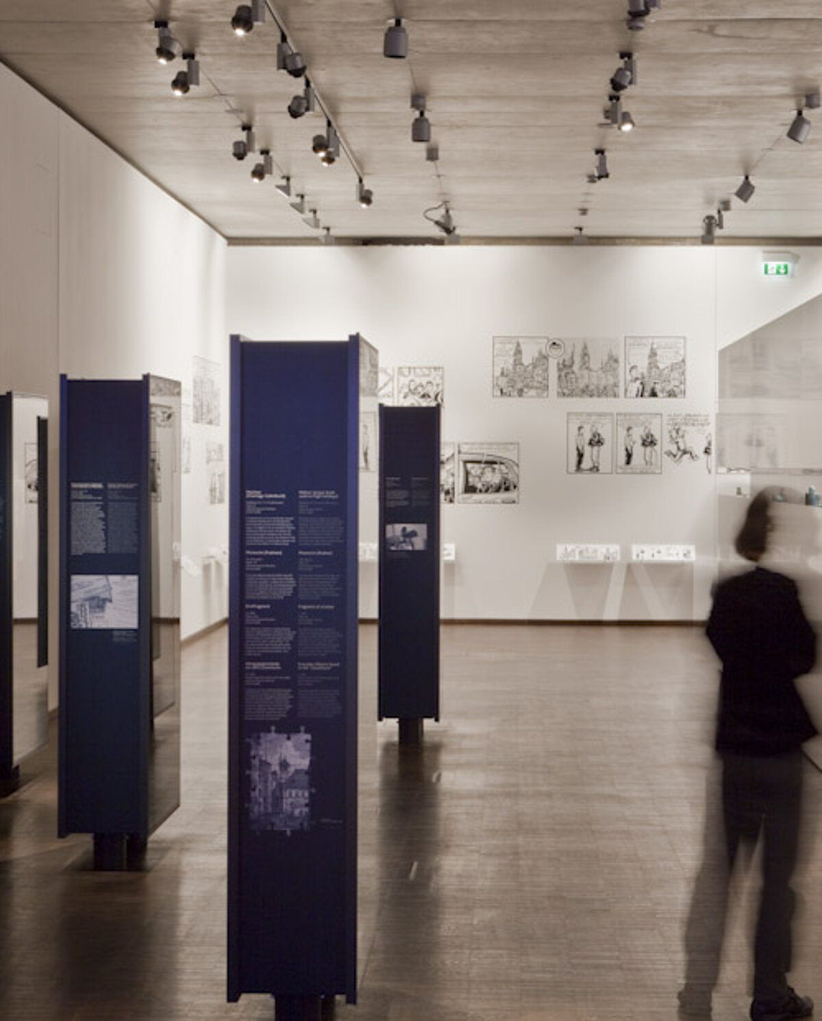 Besucher in der Dauerausstellung "Stimmen_Orte_Zeiten",