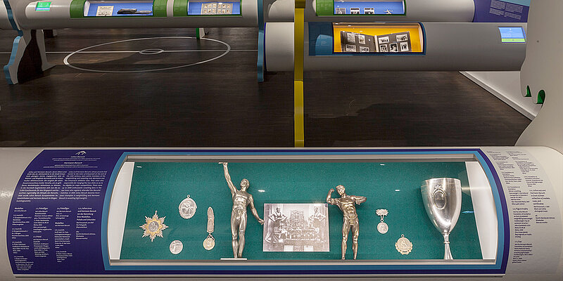 Vitrine mit Bildern und Auszeichnungen der Brüder Julius und Hermann Baruch in der Ausstellung »Never Walk Alone. Jüdische Identitäten im Sport« © Franz Kimmel