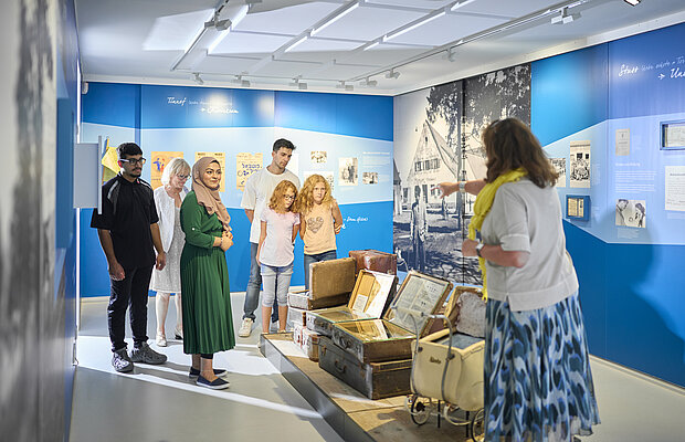 Besucher*innen im Erinnerungsort BADEHAUS, Präsentation der Geschichte der Displaced Persons, Foto: Jan Greune