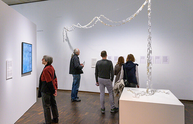 Ausstellungsansicht Die Dritte Generation, Hannah Bischof, Katja Petrowskaja. Foto: Daniel Schvarcz / Jüdisches Museum München 