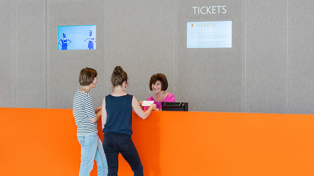 Zwei Besucher*innen an der Kasse des Jüdischen Museums München, Foto: Daniel Schvarcz / JMM