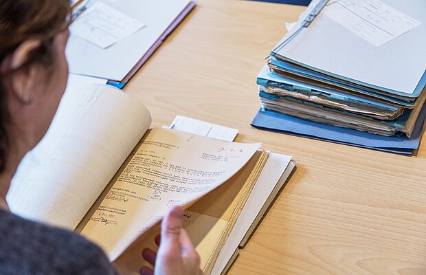 Recherche mit historischem Material, Foto:  Münchner Stadtmuseum