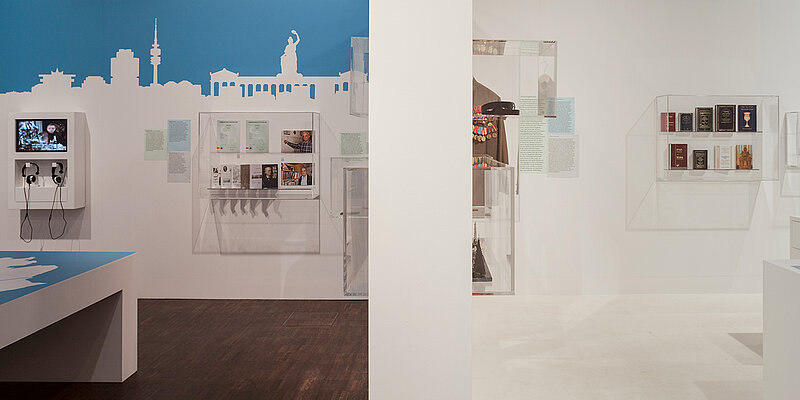 Blick in die Ausstellung »Juden 45/90. Von ganz weit weg - Einwanderer aus der ehemaligen Sowjetunion« © Franz Kimmel