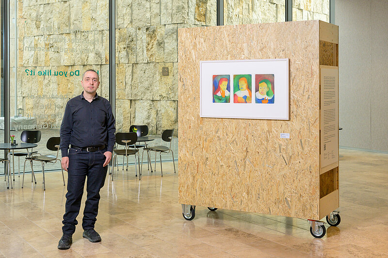 Artist Sebastian Jung next to his work "Three Sisters", © Sebastian Jung 2023, Photo: Jewish Museum Munich / Daniel Schvarcz 