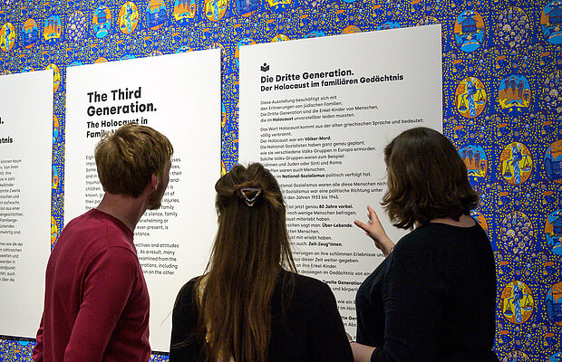 Besucher*innen vor Texttafeln in Leichter Sprache. Foto: Daniel Schvarcz / Jüdisches Museum München 
