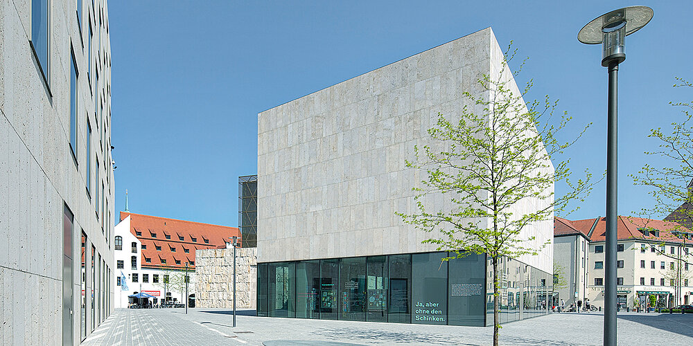 Jüdisches Museum München am Jakobsplatz, links das Gemeindezentrum, im Hintergrund das Münchner Stadtmuseum und das Alten- und Servicezentrum, Foto: Martin Foddanu Jüdisches Museum München am Jakobsplatz, links das Gemeindezentrum, im Hintergrund das Münchner Stadtmuseum und das Alten- und Servicezentrum Altstadt und St. Jakobsplatz