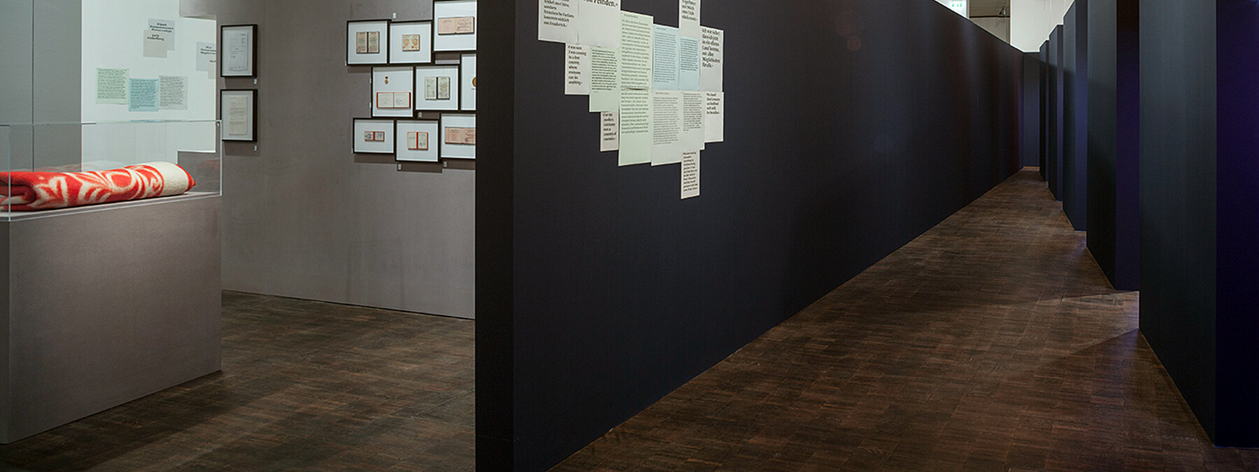 Blick in die Ausstellung »Juden 45/90. Von ganz weit weg - Einwanderer aus der ehemaligen Sowjetunion« © Franz Kimmel