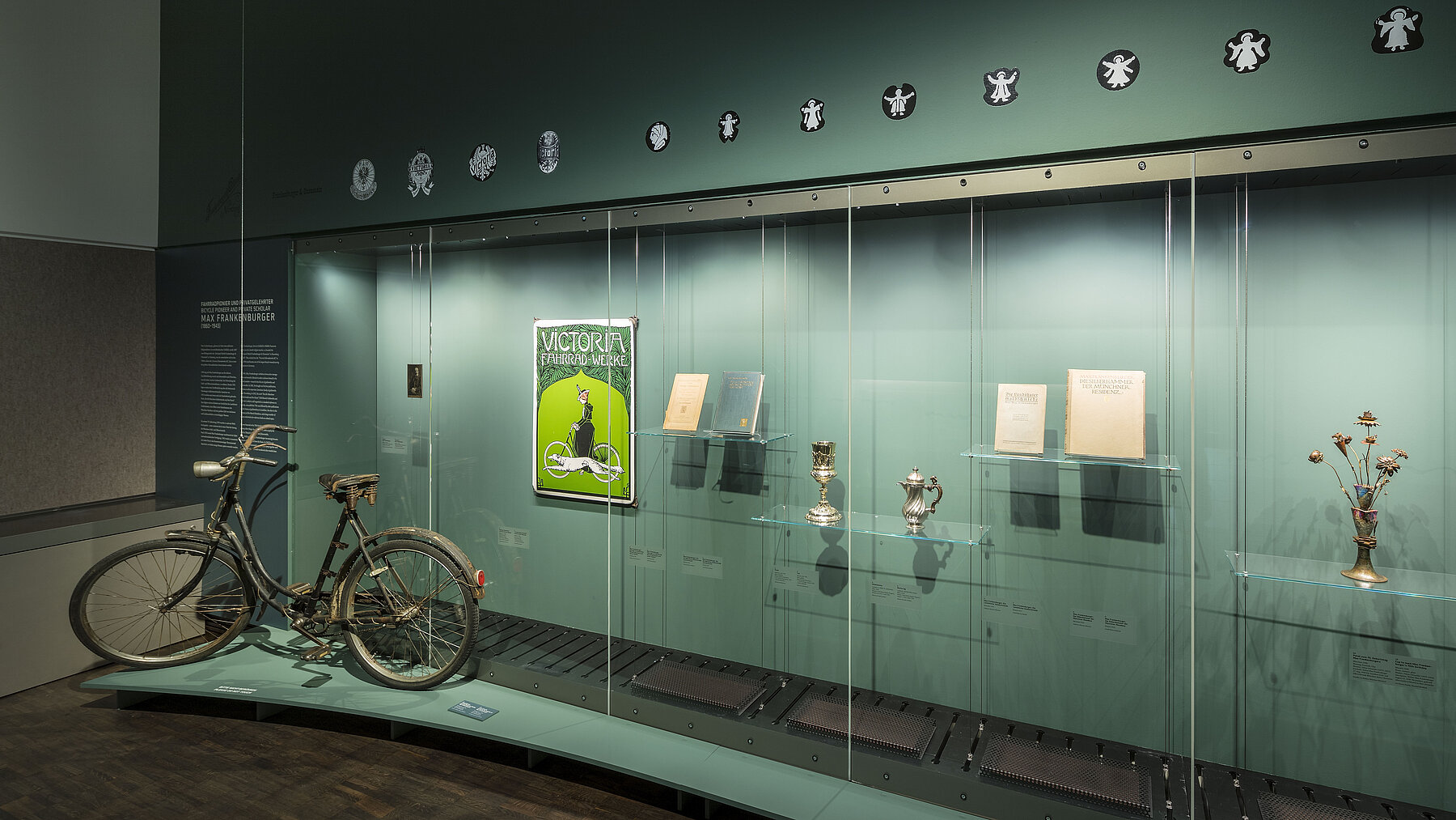 Ausstellungsansicht Max Frankenburger (1860—1943) Fahrradpionier und Privatgelehrter – Foto: Rupert Steiner
