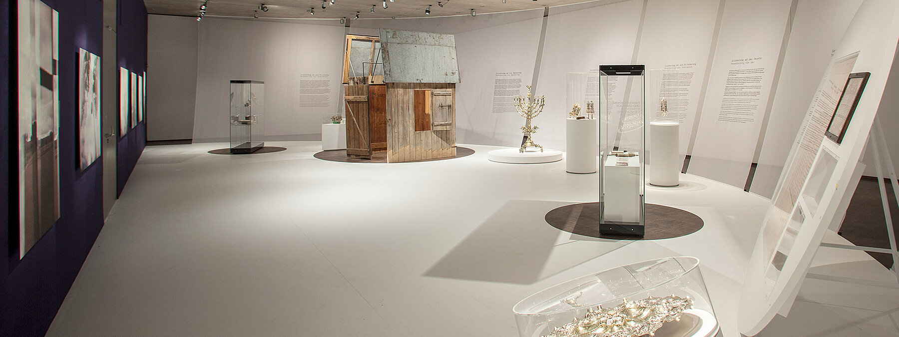 Blick in die Ausstellung »Alles hat seine Zeit. Rituale gegen das Vergessen« © Franz Kimmel