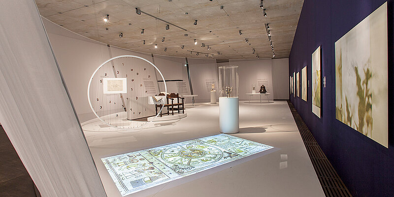 Blick in die Ausstellung »Alles hat seine Zeit. Rituale gegen das Vergessen« © Franz Kimmel