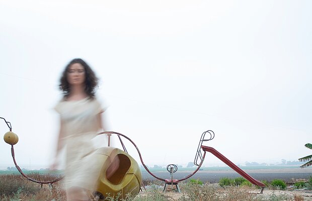 Eine Frau mit hellem Kleid läuft über ein Feld, Filmstill "Return" © Bar Mayer 