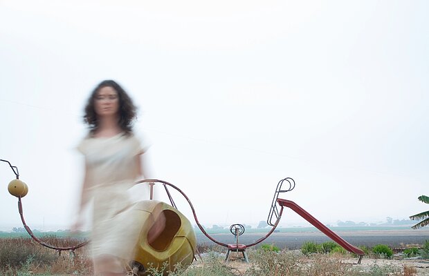 Eine Frau mit hellem Kleid läuft über ein Feld, Filmstill "Return" © Bar Mayer 