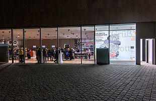 Beleuchtete Außenfassade bei der Langen Nacht der Münchner Museen im Jüdischen Museum München, Foto: Daniel Schavrcz / Jüdisches Museum München 