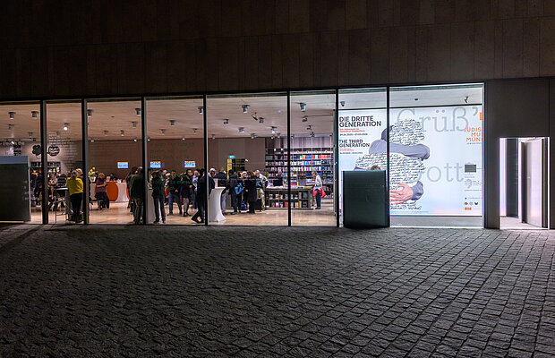 Beleuchtete Außenfassade bei der Langen Nacht der Münchner Museen im Jüdischen Museum München, Foto: Daniel Schavrcz / Jüdisches Museum München 