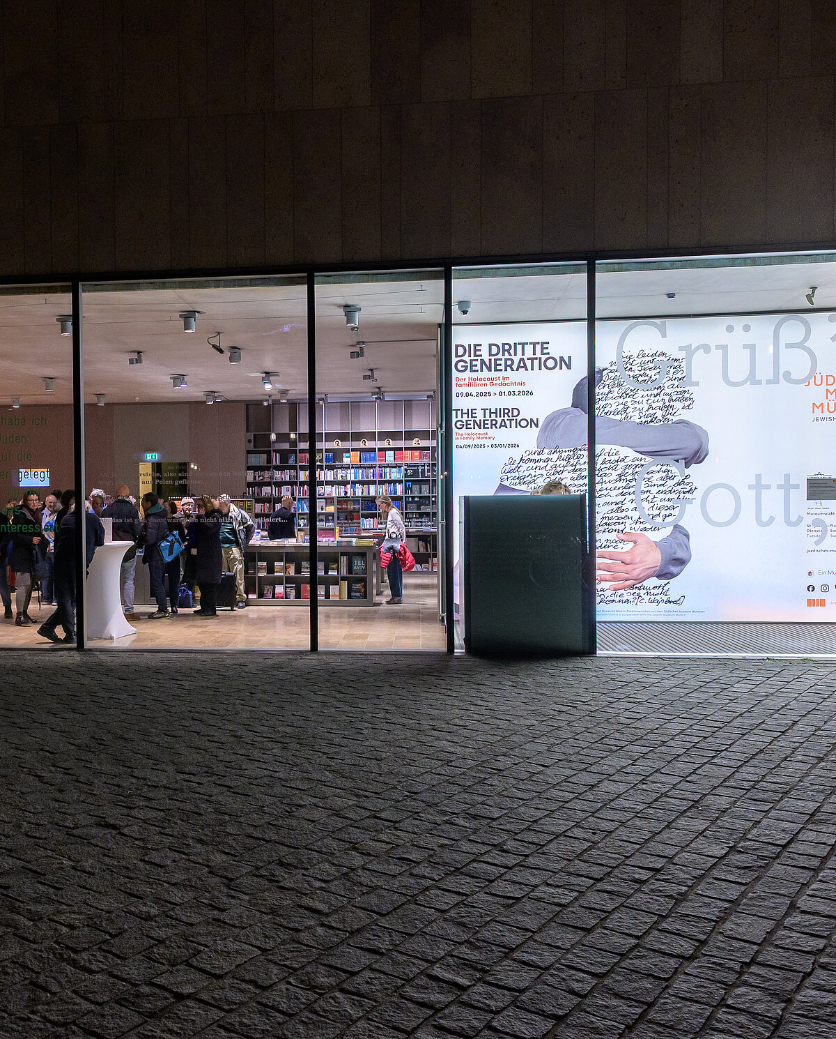 Beleuchtete Außenfassade bei der Langen Nacht der Münchner Museen im Jüdischen Museum München, Foto: Daniel Schavrcz / Jüdisches Museum München 