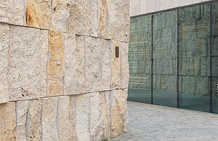 [Translate to Englisch:] Anschnitt Außenfassade der Synagoge Ohel Jakob und des Jüdischen Museums München