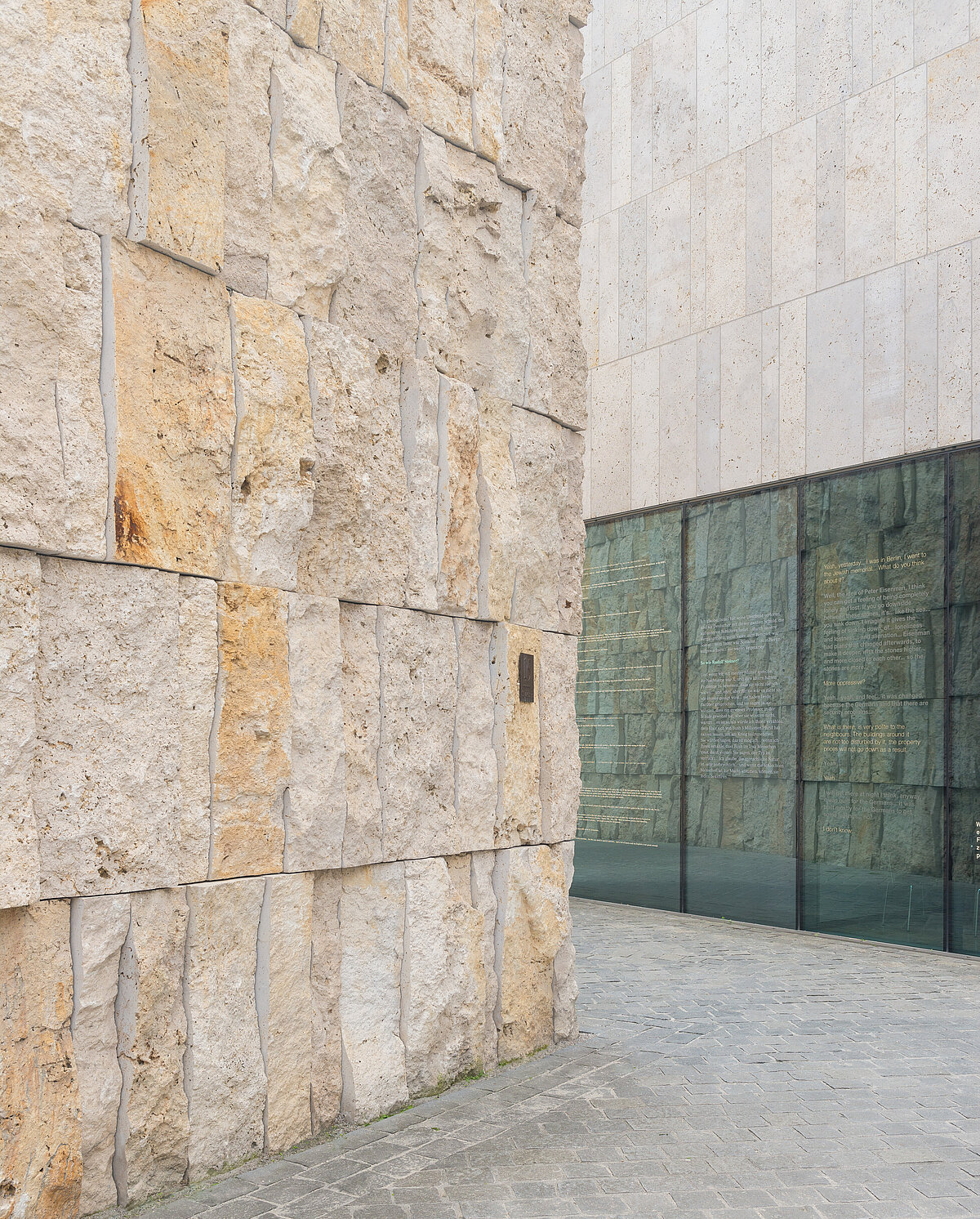 Anschnitt Außenfassade der Synagoge Ohel Jakob und des Jüdischen Museums München