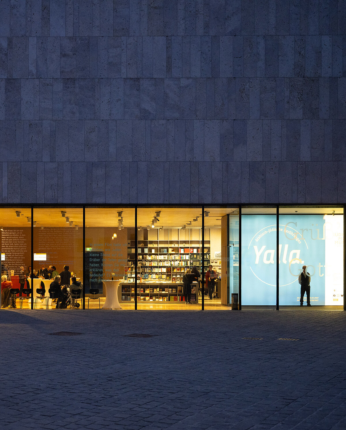 Beleuchtete Außenfassade bei der Langen Nacht der Münchner Museen im Jüdischen Museum München