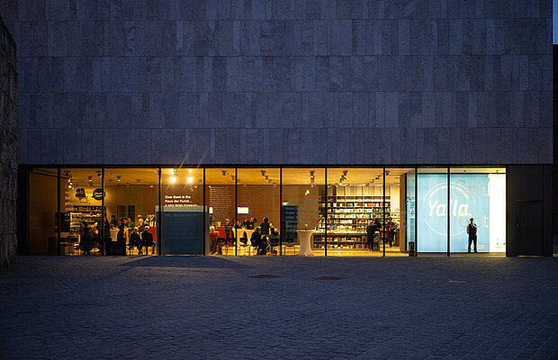 Beleuchtete Außenfassade bei der Langen Nacht der Münchner Museen im Jüdischen Museum München