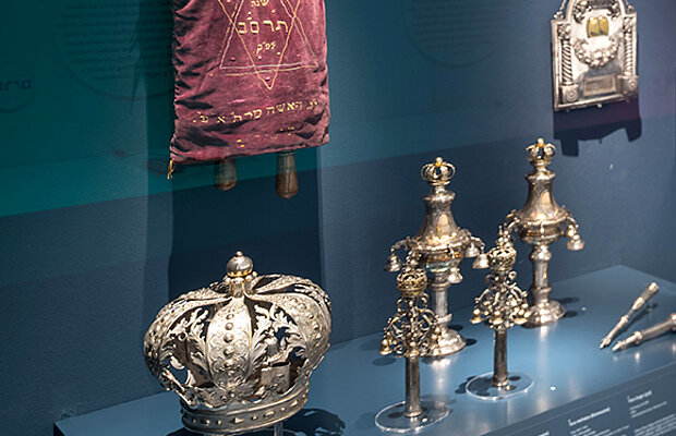 Vitrine mit Ritualgegenständen in der Dauerausstellung © Daniel Schvarcz