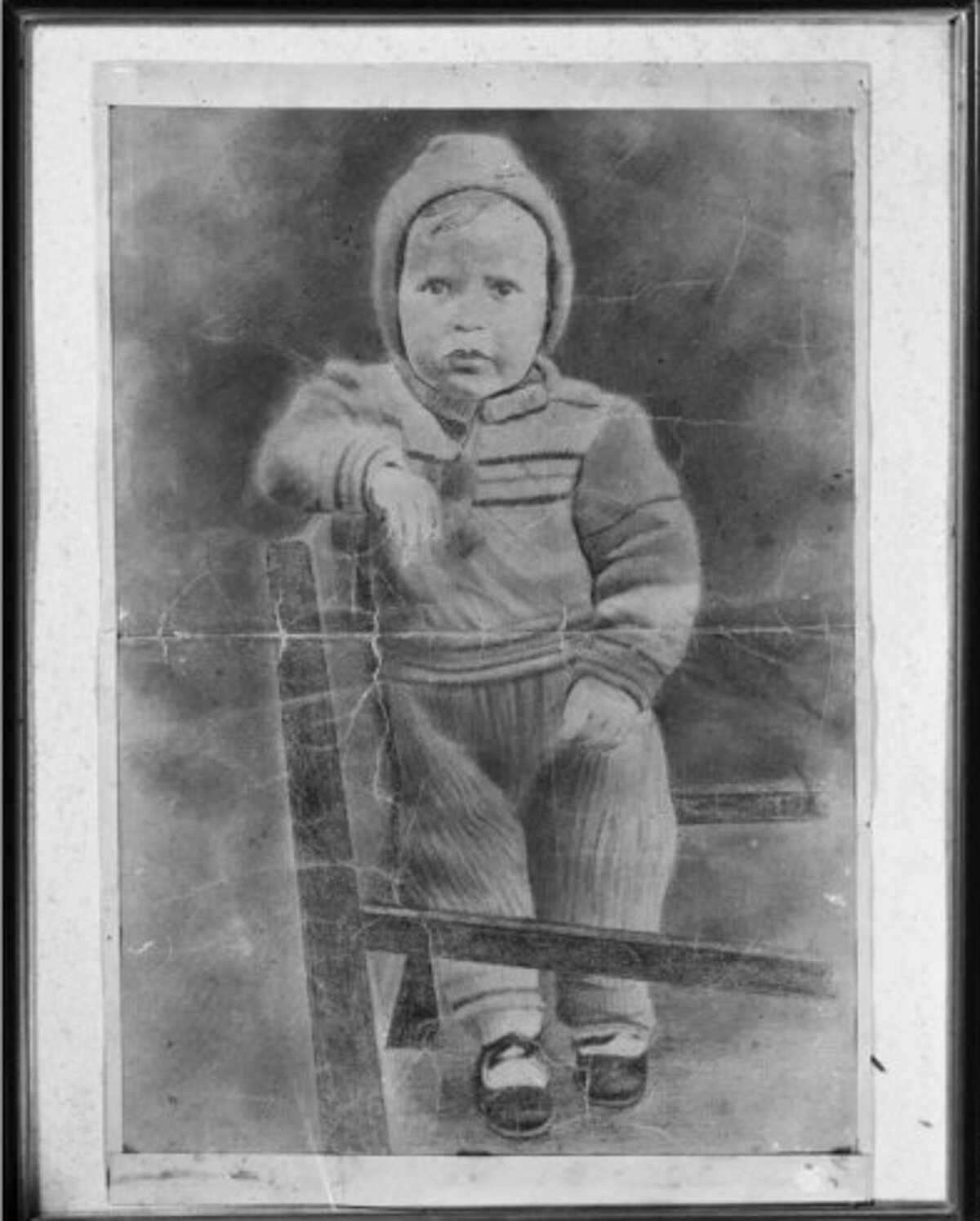 Schwarzweißfoto vom einjährigen Beno Salamander auf einem Stuhl stehend mit Mütze, Mary/ Turkmenistan, Januar 1945 © privat 