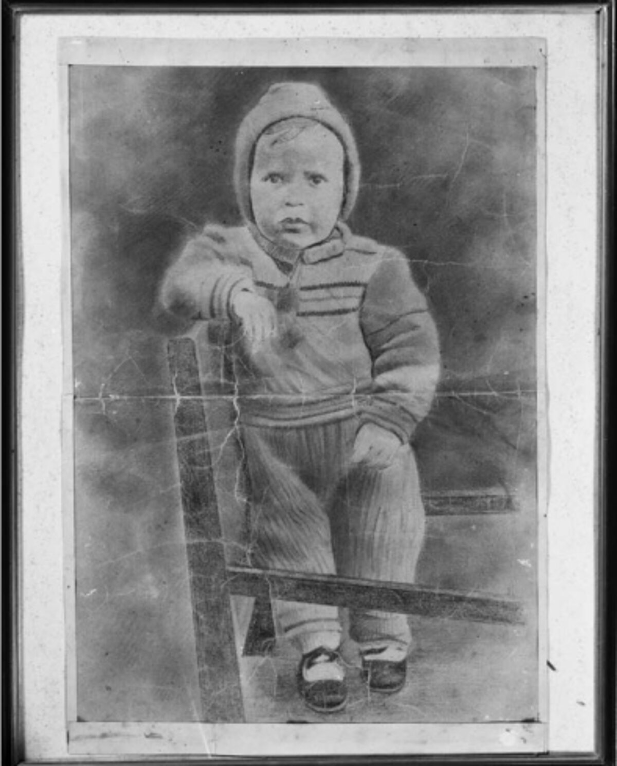 Schwarzweißfoto vom einjährigen Beno Salamander auf einem Stuhl stehend mit Mütze, Mary/ Turkmenistan, Januar 1945 © privat 