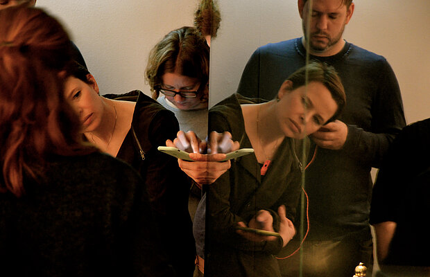 Besucher*innen mit Handy beim Tweetwalk in der Dauerausstellung, Foto: Joshua Wilking