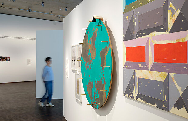 Ausstellungsansicht Die Dritte Generation, Abstrakte bunte Kunstwerke mit Glücksrad, Fabian Erik Patzak © Eva Jünger / Jüdisches Museum München 