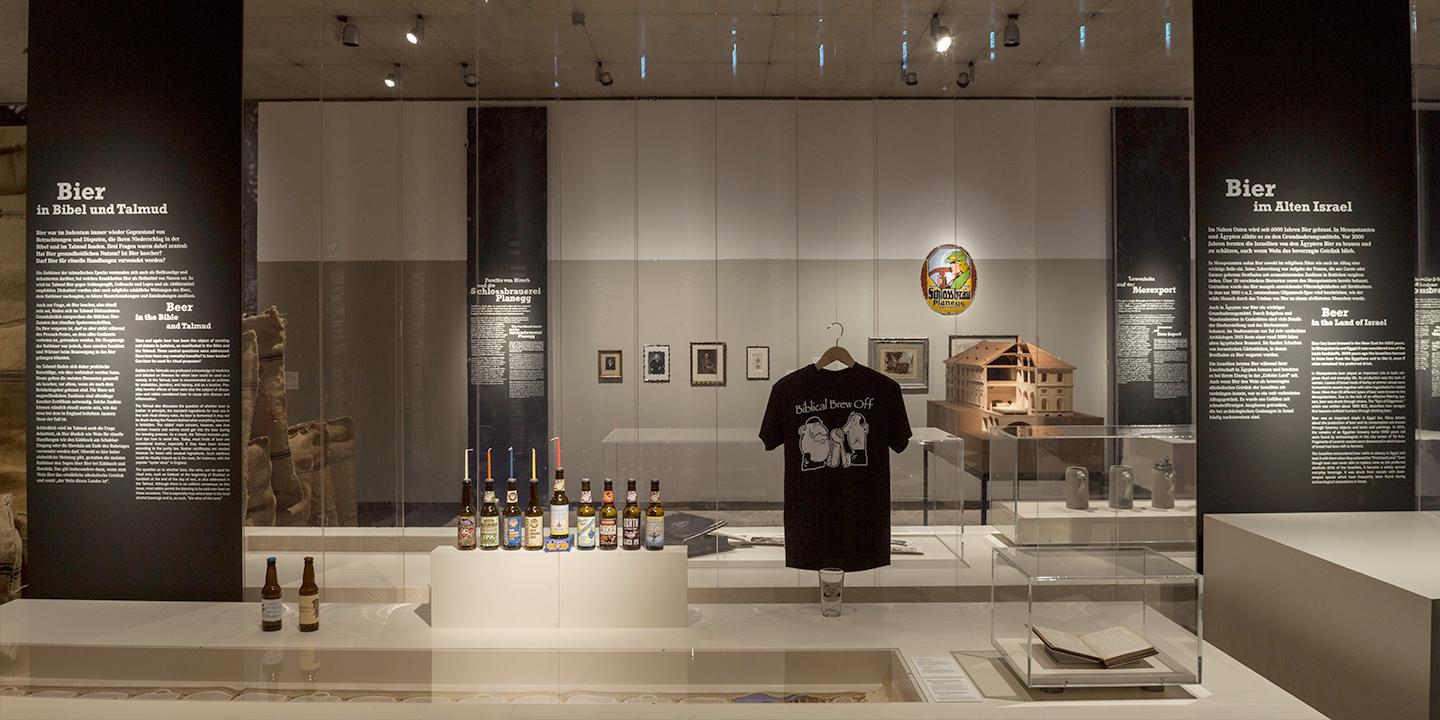 Blick in die Ausstellung »Bier ist der Wein dieses Landes. Jüdische Braugeschichten« © Franz Kimmel