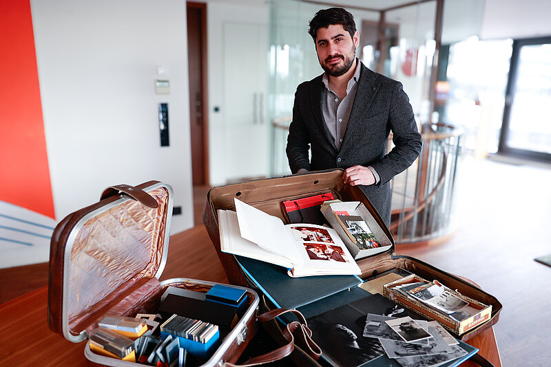 Roy Rajber mit dem Koffer seiner Großmutter, Foto: Marina Maisel Roy Rajber mit dem Koffer seiner Großmutter, im Koffer liegen Fotos und Dias