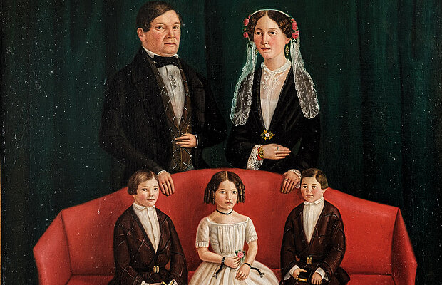 Porträt Familie Lippschütz auf einem roten Sofa sitzend drei Kinder, dahinter stehend die Eltern, Künstler unbekannt, Hürben, um 1855, Foto: Franz Kimmel, Jüdisches Museum München